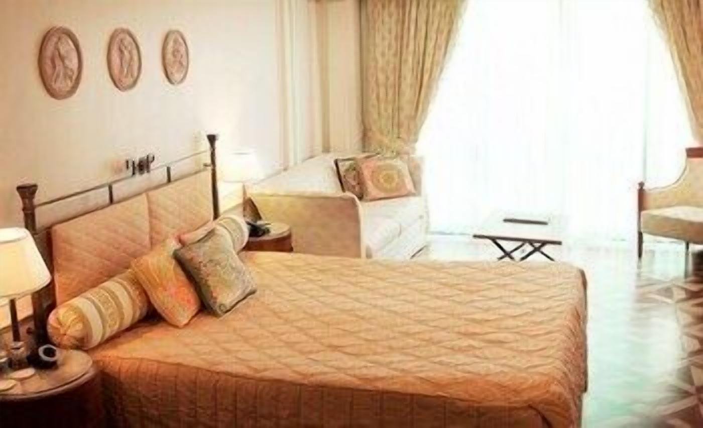 Sengetøy av topp kvalitet, safe på rommet og skrivebord