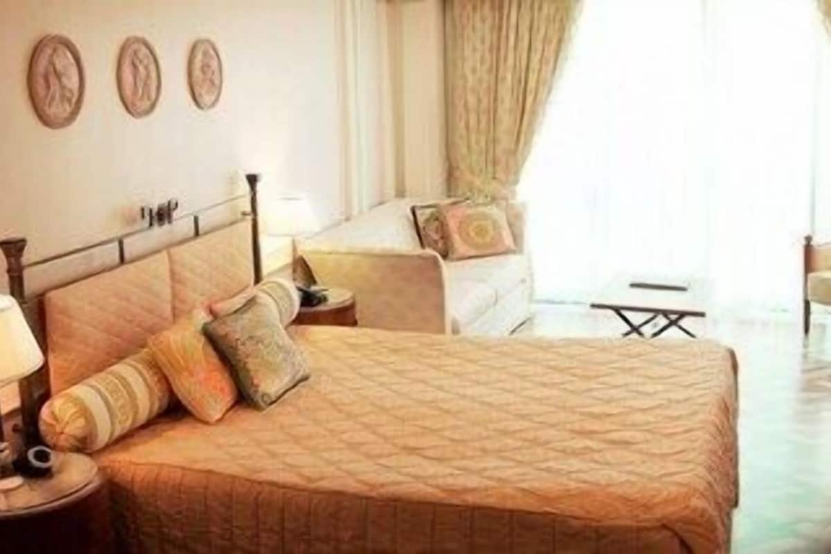 Sängtillbehör av högsta kvalitet och värdeförvaringsskåp på rummet