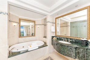 独立的浴缸和淋浴、按摩浴缸、免费洗浴用品、吹风机