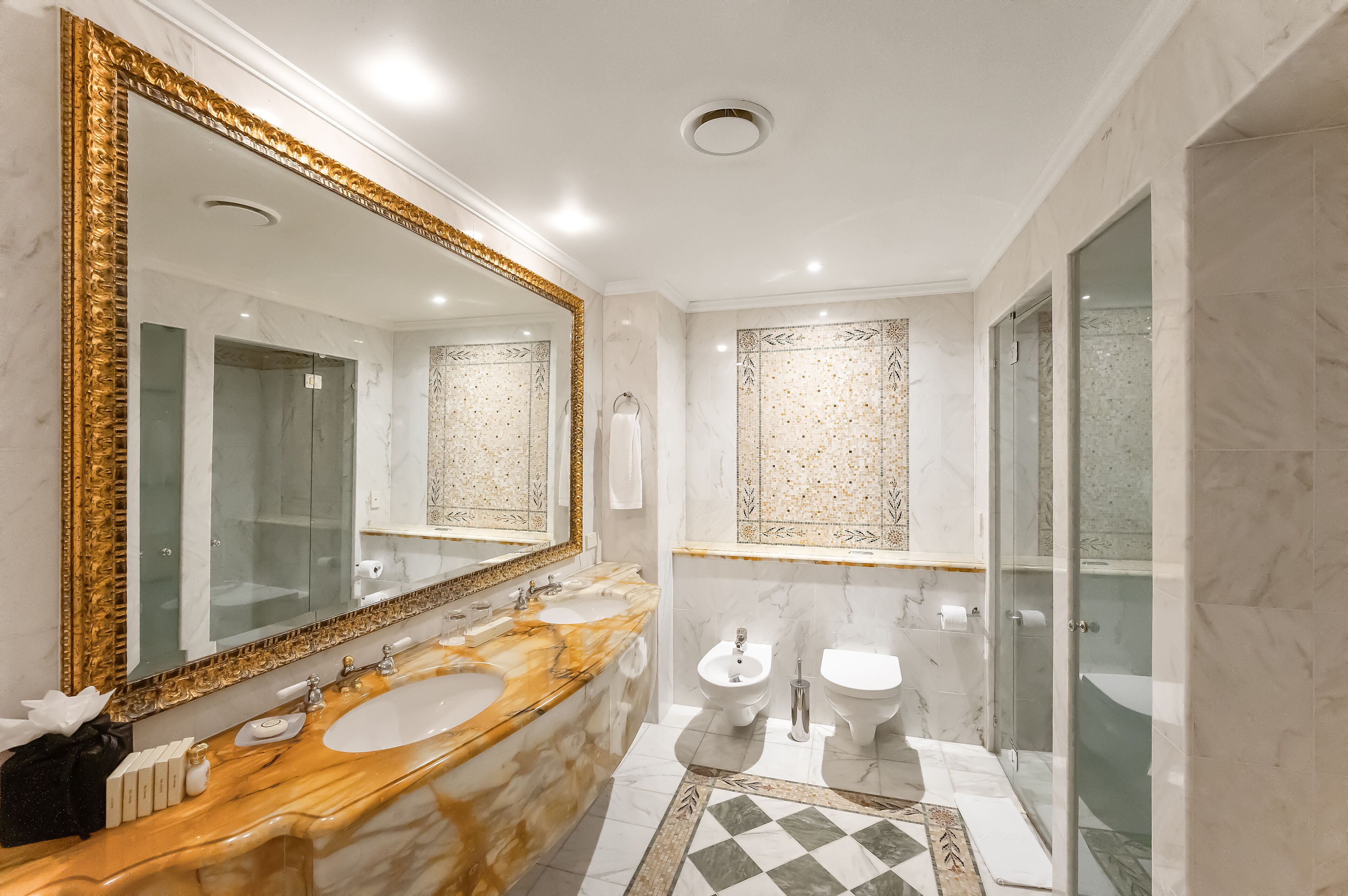 separate bathtub and shower, jetted bath, free toiletries, hair dryer