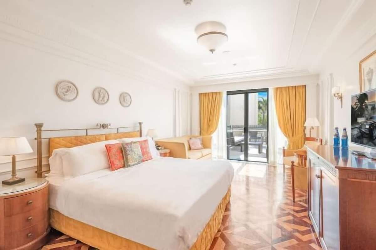 Ropa de cama de alta calidad y caja de seguridad en la habitación