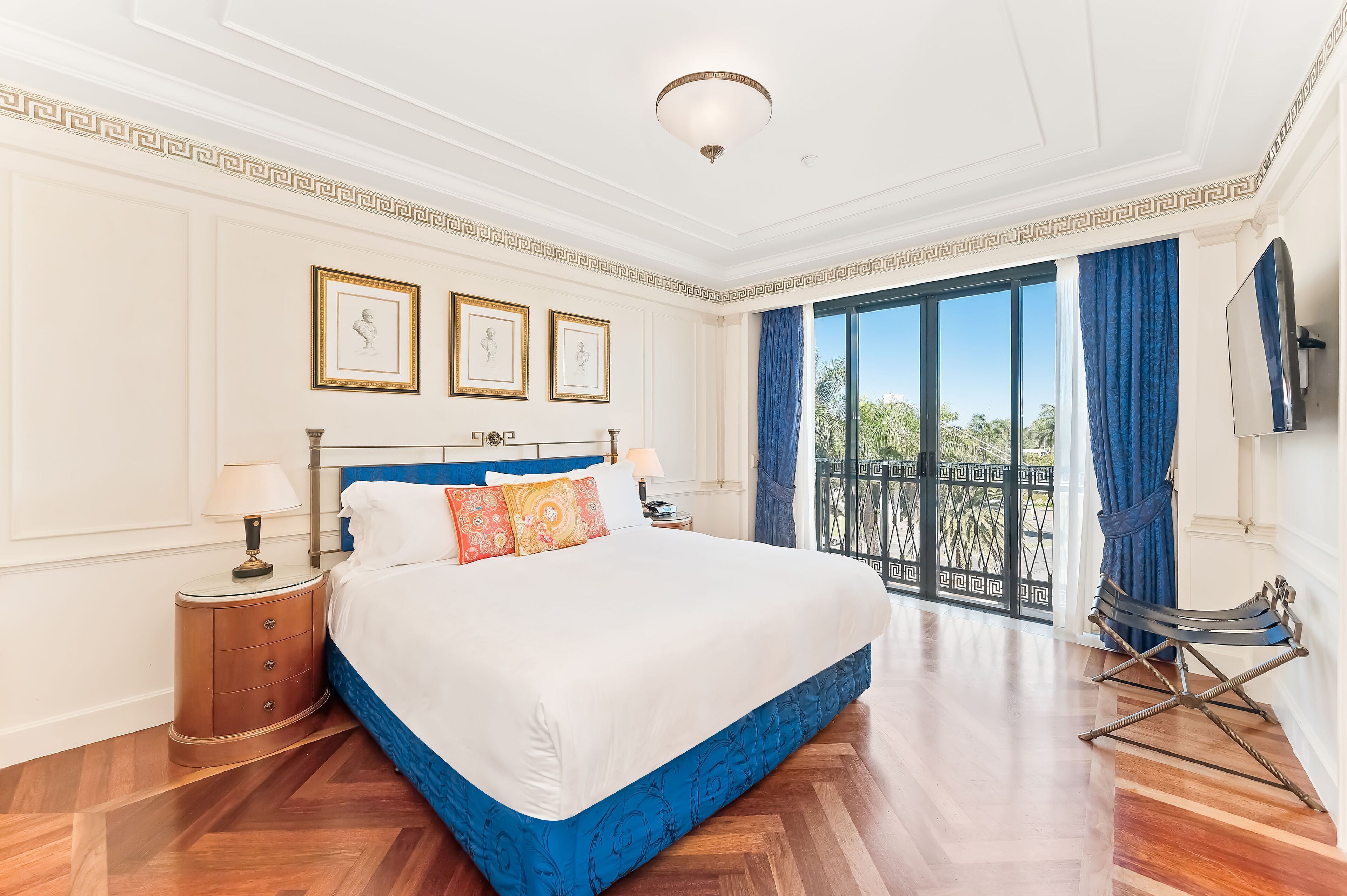 Sengetøy av topp kvalitet, safe på rommet og skrivebord