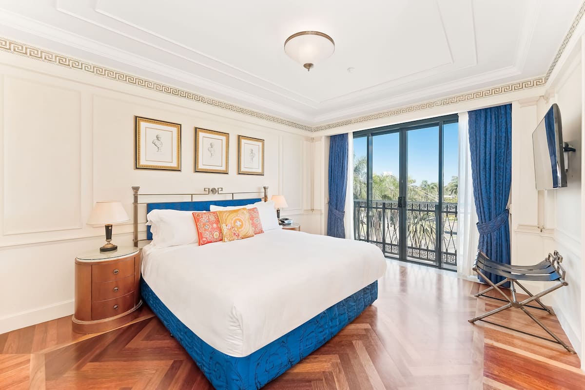 Sängtillbehör av högsta kvalitet och värdeförvaringsskåp på rummet