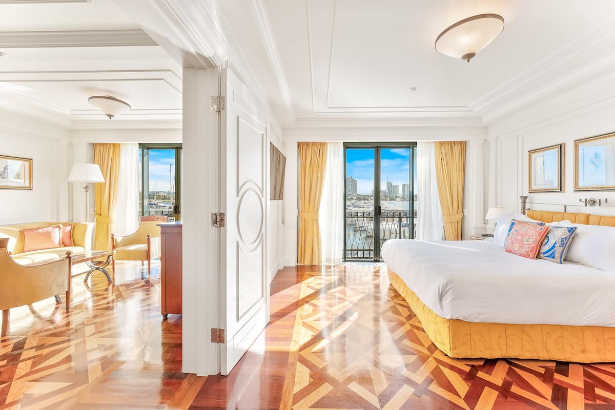 Sängtillbehör av högsta kvalitet och värdeförvaringsskåp på rummet