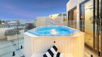 Apartamento ejecutivo, 2 habitaciones, bañera de hidromasaje (Rooftop) | Ropa de cama de alta calidad, caja fuerte, escritorio y cortinas opacas