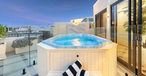 شقة تنفيذية - غرفتا نوم - بحوض استحمام بنظام دفع المياه (Rooftop) | 1 غرفة نوم وأغطية فراش متميزة وميني بار وخزنة داخل الغرفة