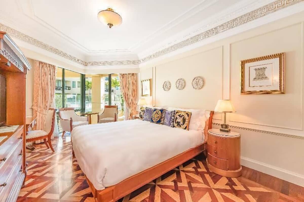 Sängtillbehör av högsta kvalitet och värdeförvaringsskåp på rummet