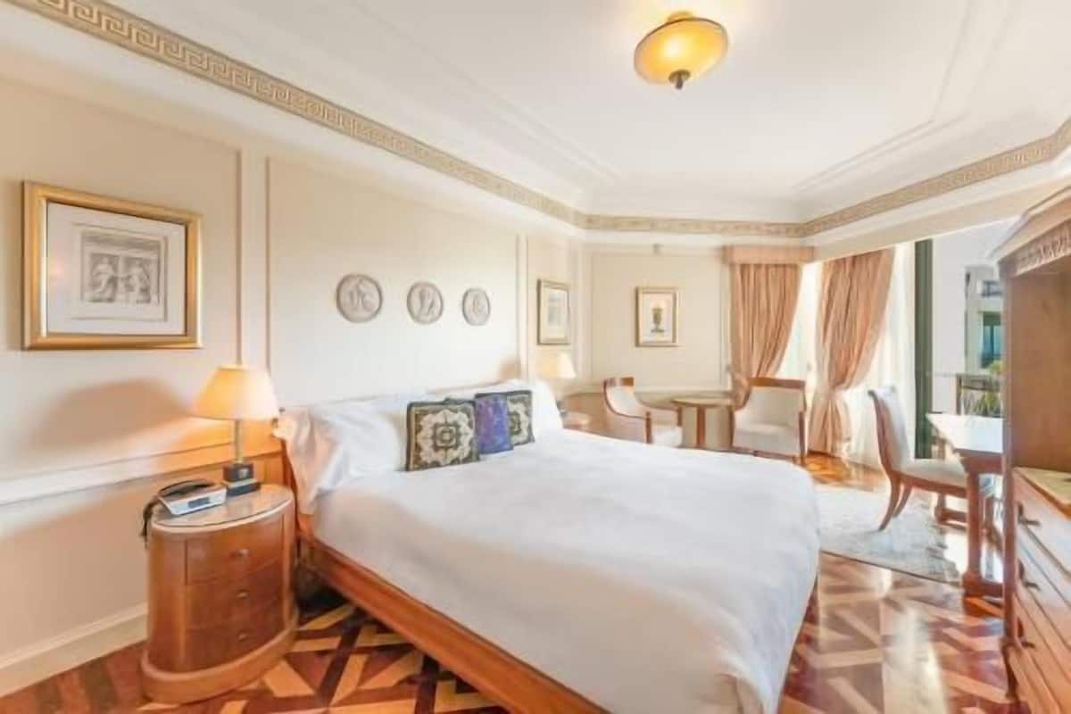 Sängtillbehör av högsta kvalitet och värdeförvaringsskåp på rummet