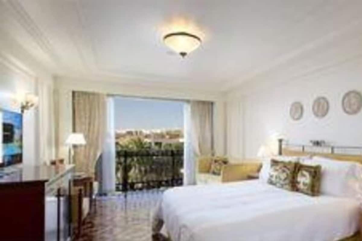 Sängtillbehör av högsta kvalitet och värdeförvaringsskåp på rummet