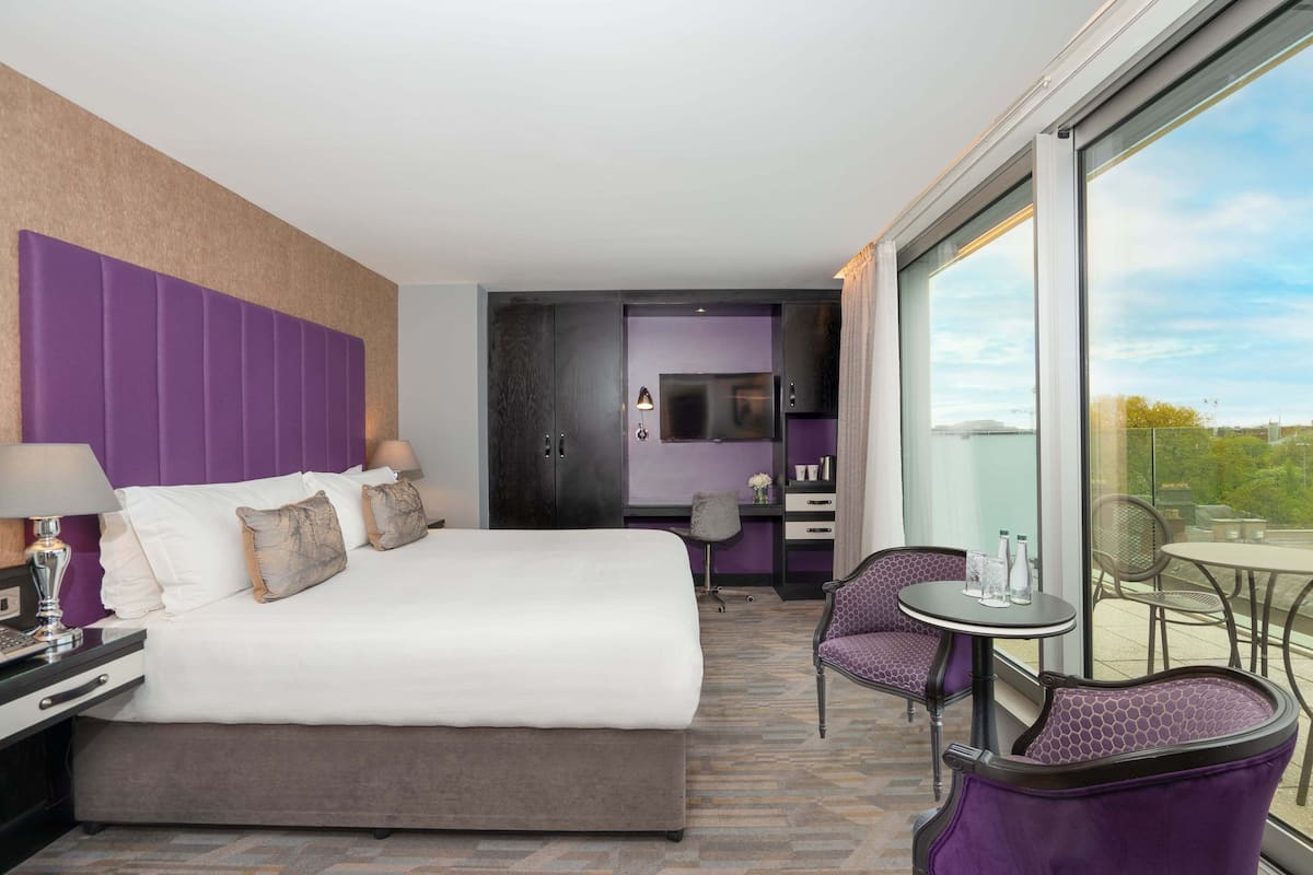 Chambre Deluxe | Coffre-fort, systĂšme dâinsonorisation, fer et planche Ă repasser