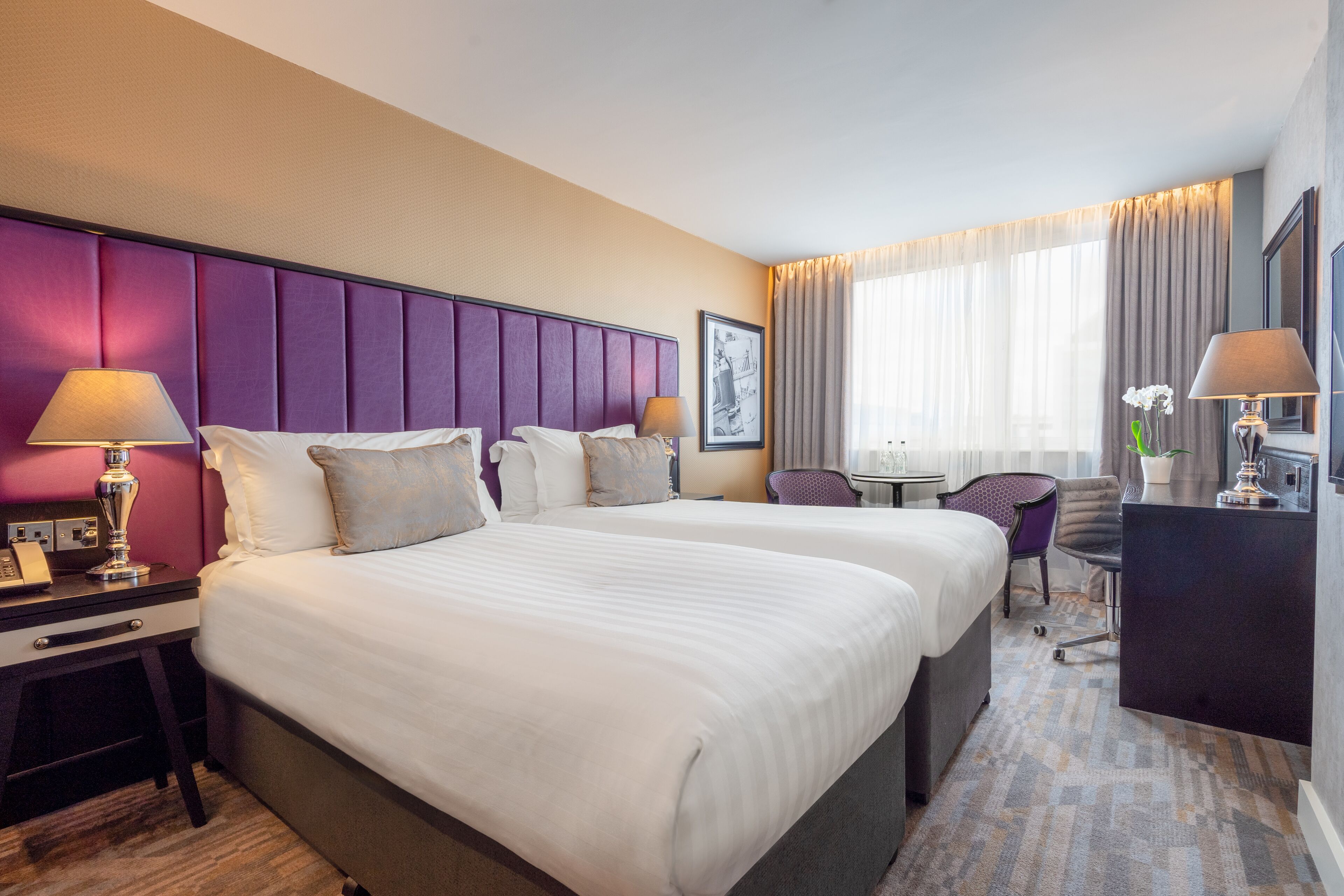 Habitación doble Deluxe | Caja de seguridad en la habitación y insonorización 