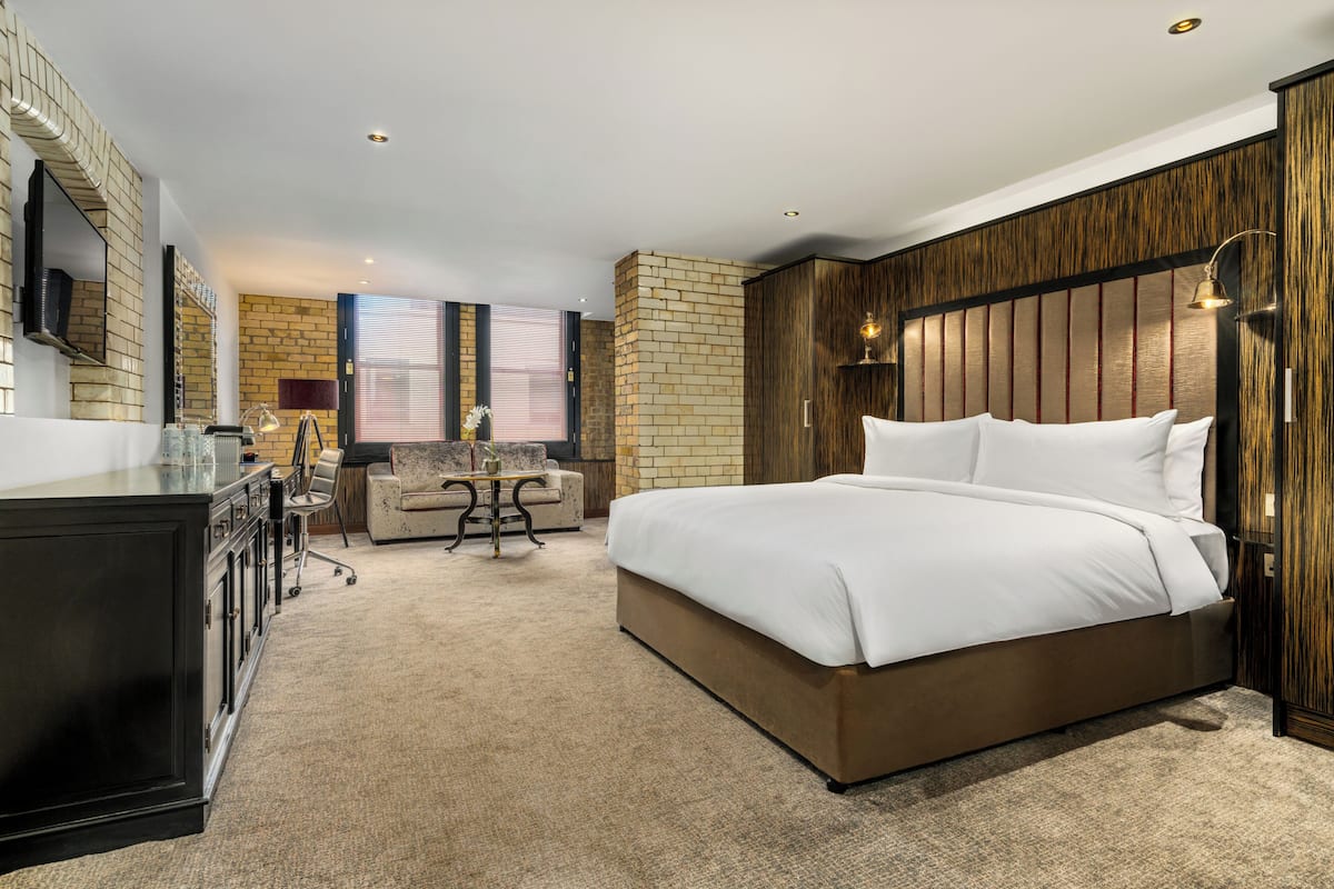 Executive-sviitti | Tallelokero huoneessa, äänieristys, silitysrauta/-lauta, ilmainen Wi-Fi