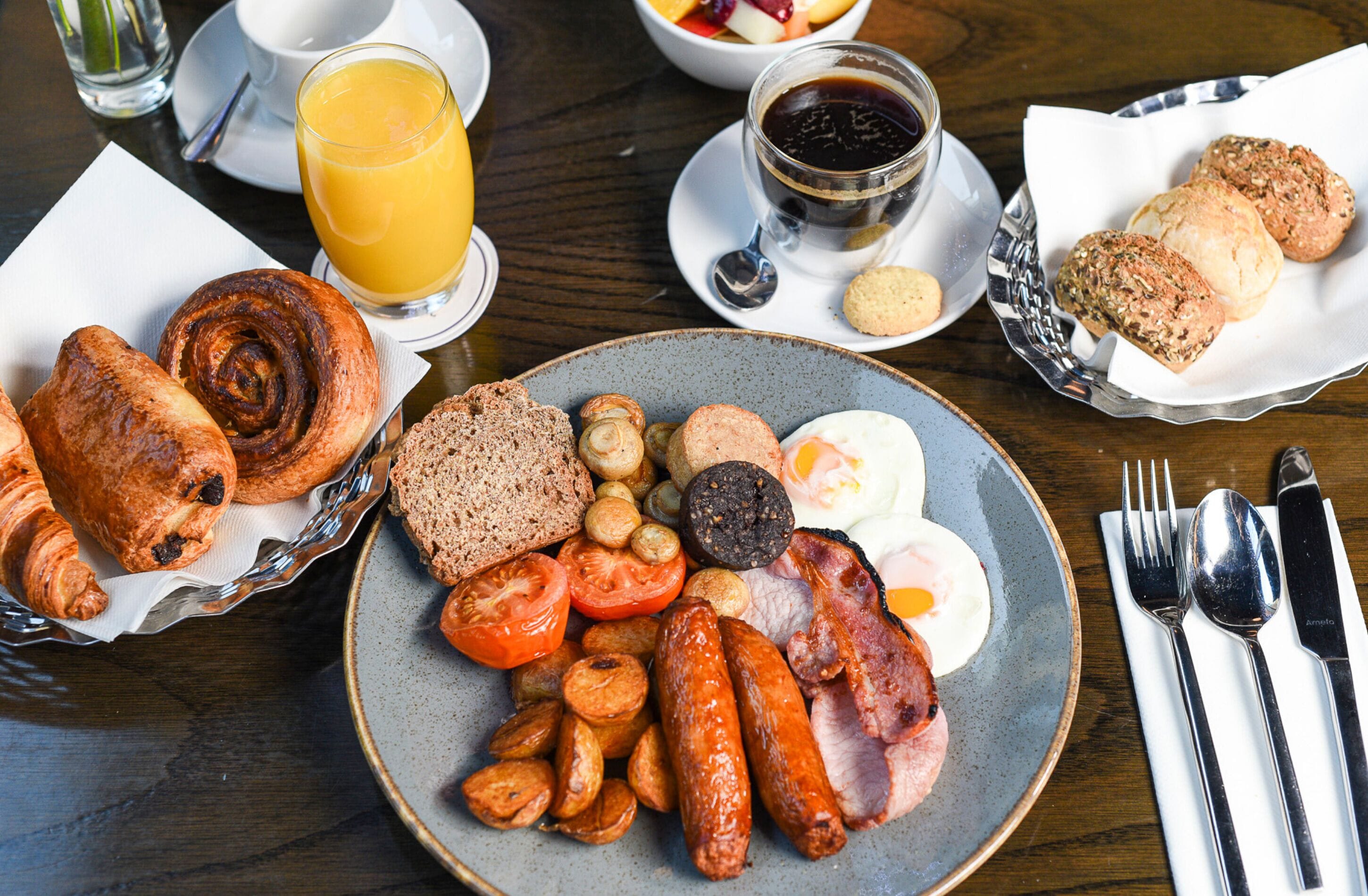 daily full breakfast (eur 16 per person)