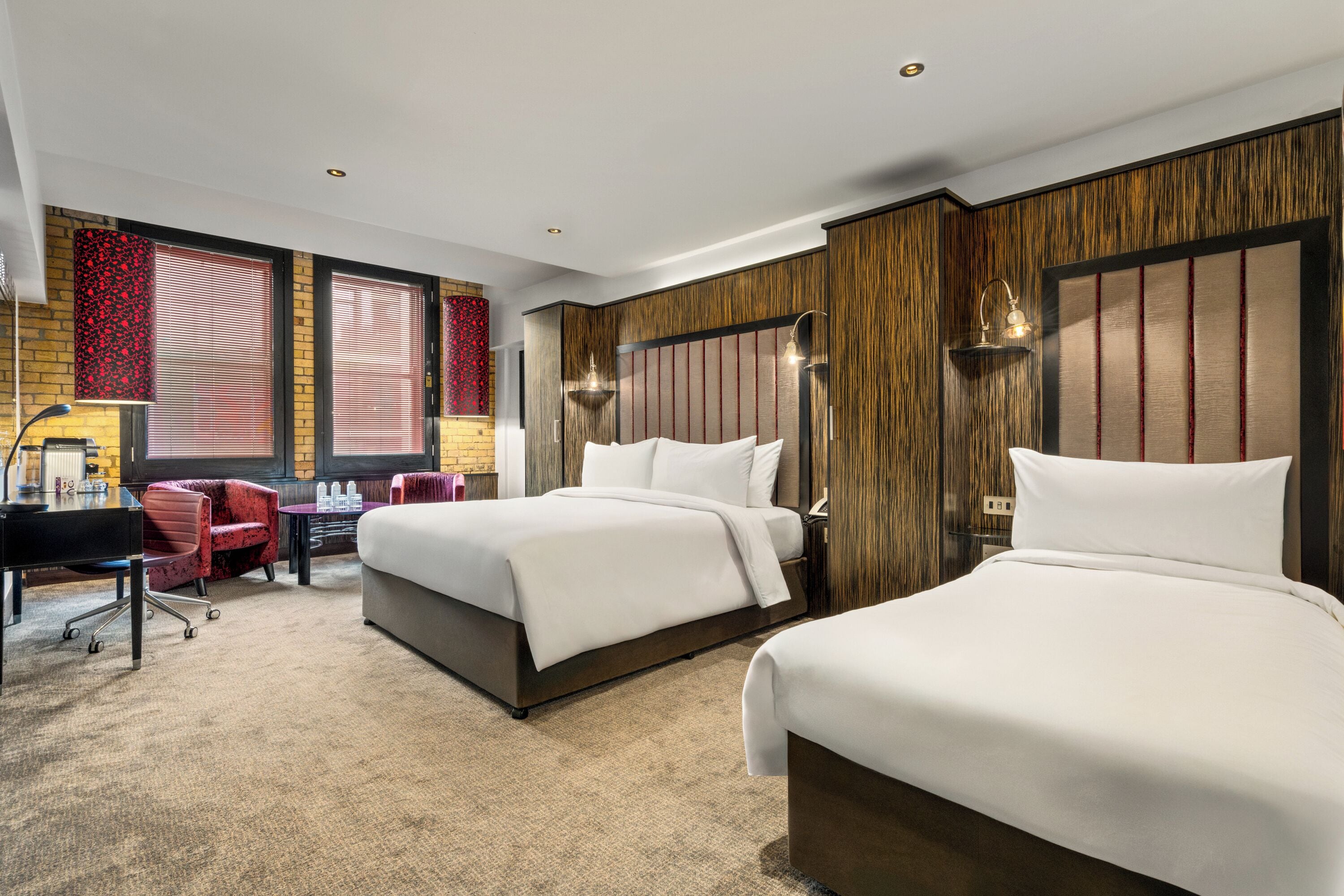 Habitación triple ejecutiva | Caja de seguridad en la habitación y insonorización 