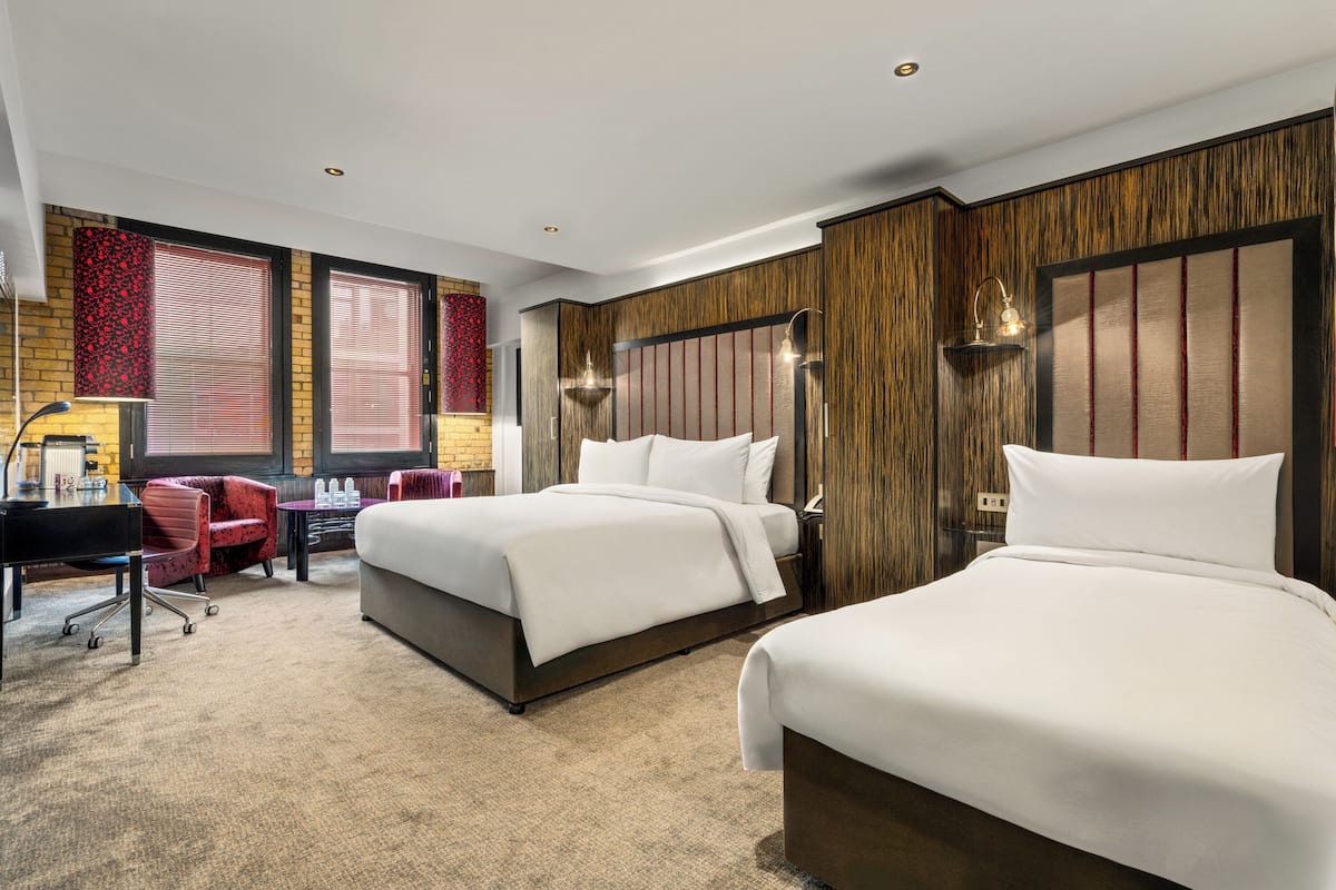 Kolmen hengen executive-huone | Tallelokero huoneessa, äänieristys, silitysrauta/-lauta, ilmainen Wi-Fi