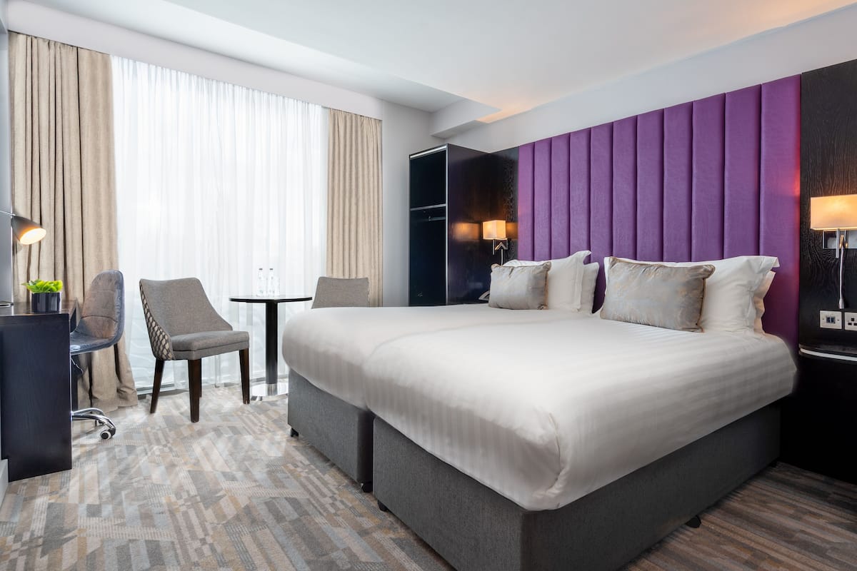 Chambre supĂ©rieure avec lits jumeaux | Coffre-fort, systĂšme dâinsonorisation, fer et planche Ă repasser