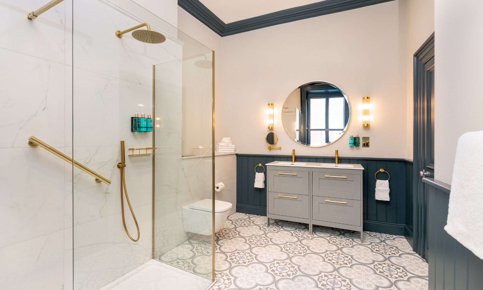 georgian family suite | bathroom | free toiletries, hair dryer, towels