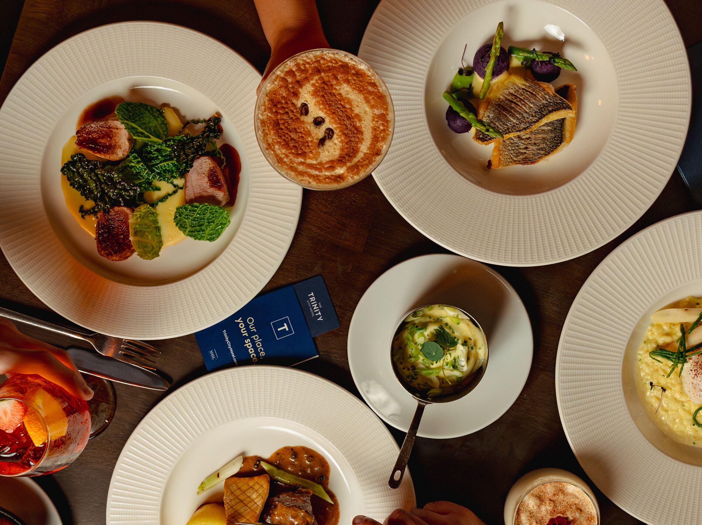 Une table où sont présentés différents plats, ainsi qu’un menu.