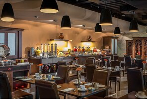 Daily full breakfast (EUR 16 per person)