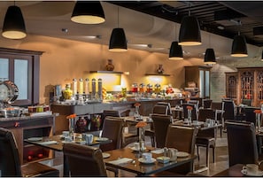 Daily full breakfast (EUR 16 per person)