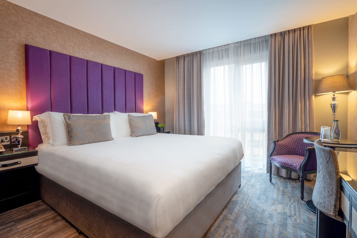 Chambre Deluxe double | Coffre-fort, systĂšme dâinsonorisation, fer et planche Ă repasser