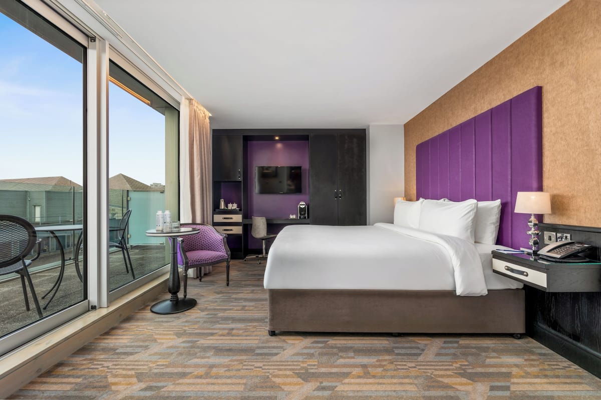 Deluxe-huone | Tallelokero huoneessa, äänieristys, silitysrauta/-lauta, ilmainen Wi-Fi