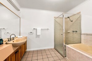Chambre Standard, 2 chambres | Salle de bain