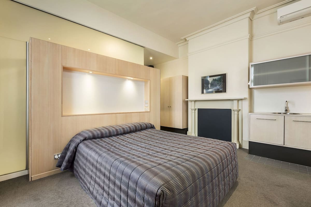 Desk, iron/ironing board, free cots/infant beds, WiFi
