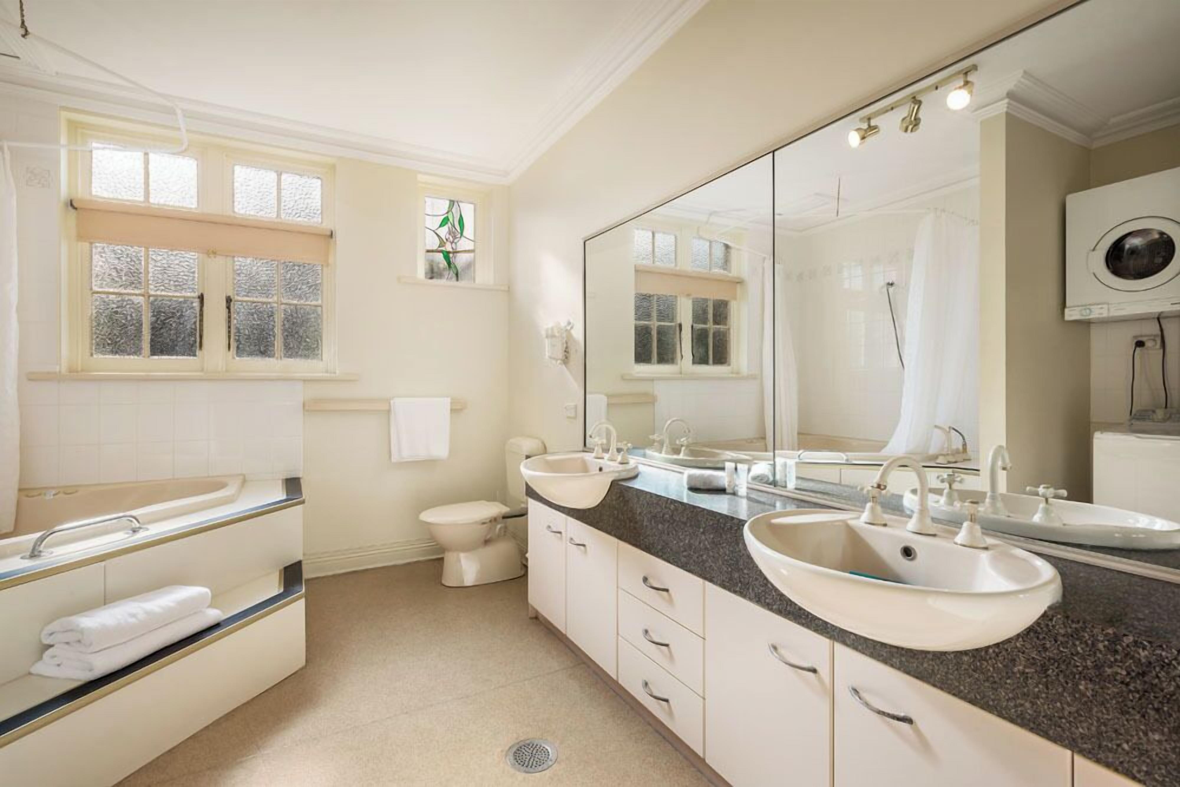 Executive kamer, 2 slaapkamers | Badkamer | Een douche, gratis toiletartikelen, een haardroger, handdoeken