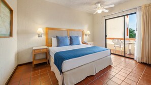 客房內保險箱、書桌、遮光布/窗簾、熨斗/熨衣板