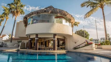 Bar en milieu de piscine