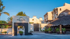 En hotellentrédörr med en skylt som visar texten: ”Park Royal – boende i privat hem”.