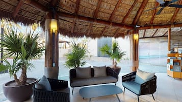 Der serveres morgenmad og mexicanske retter med udsigt til poolen