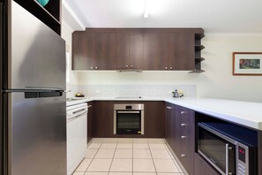 Apartment, 2 Bedrooms | Private kitchen