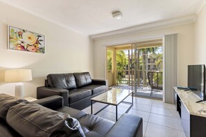 Apartment, 2 Bedrooms | Living area