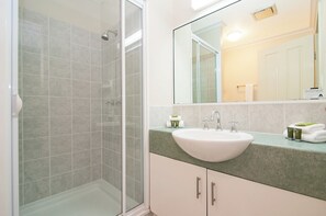 Shower, hair dryer, towels - Port Douglas Sands Resort (Port Douglas)