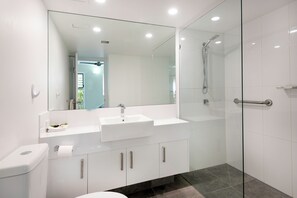 2 Bedroom Superior Apartment  | Badeværelse | Kombination af bruser/badekar, designertoiletartikler, hårtørrer