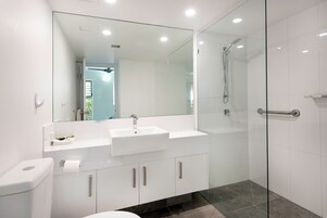 2 Bedroom Superior Apartment  | Baño | Ducha y bañera combinadas y artículos de higiene personal de diseño