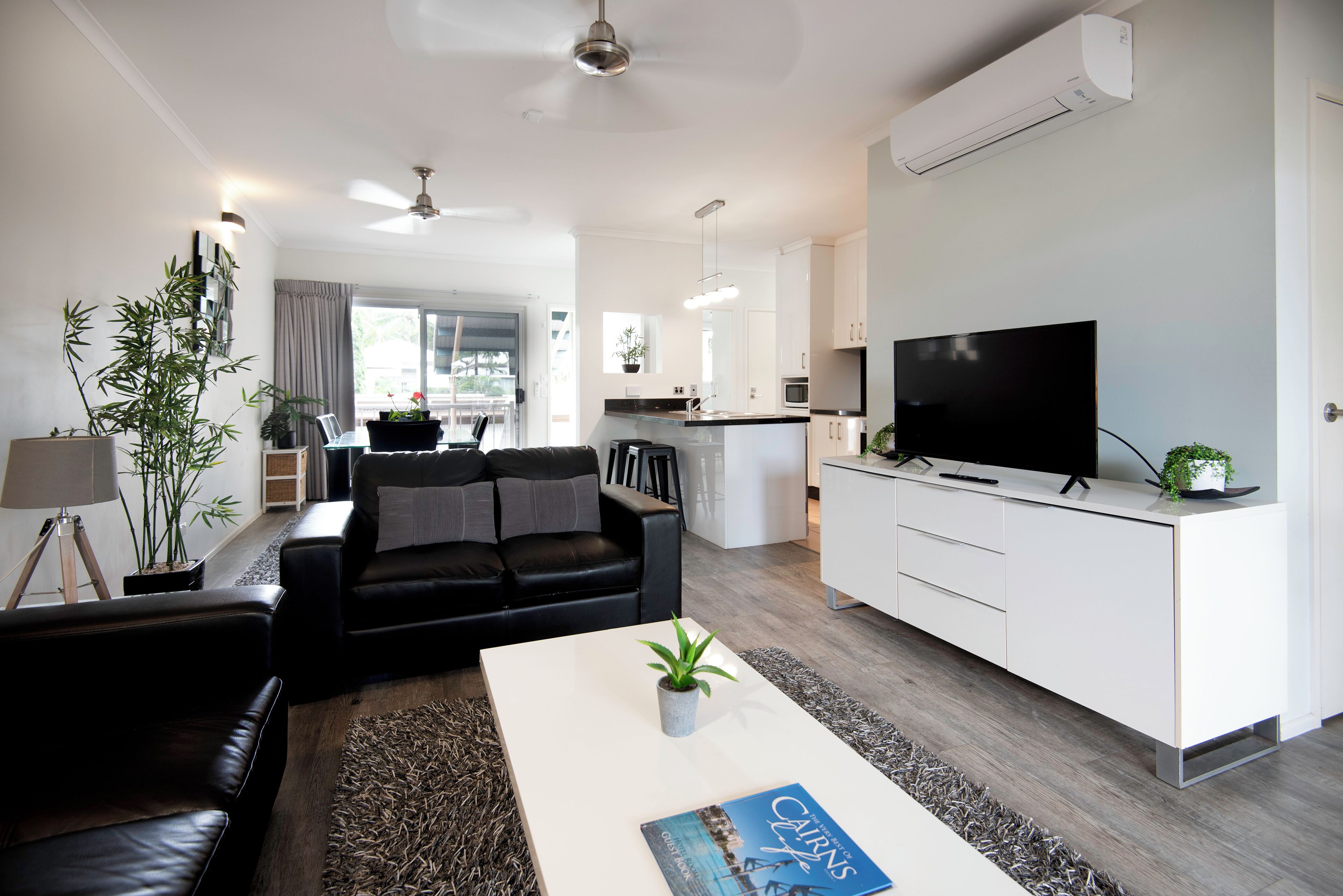 2 Bedroom Superior Apartment  | Wohnbereich | 32-Zoll-LCD-Fernseher mit Digitalempfang, Fernseher, Netflix