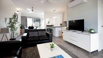 2 Bedroom Superior Apartment | Wohnbereich | 32-Zoll-LCD-Fernseher mit Digitalempfang, Fernseher, Netflix