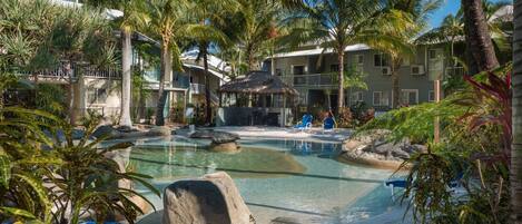 2 piscinas al aire libre, tumbonas