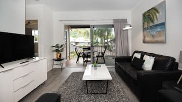2 Bedroom Superior Apartment  | Living area | 32-inch LCD TV with digital channels, TV, Netflix