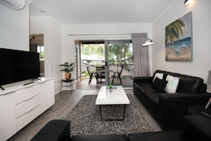 2 Bedroom Superior Apartment | Oleskelualue | 32–tuumainen LCD-televisio, jossa digitaalikanavat
