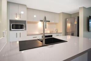 2 Bedroom Superior Apartment  | Cuisine privée | Réfrigérateur grande capacité avec congélateur, four à micro-ondes