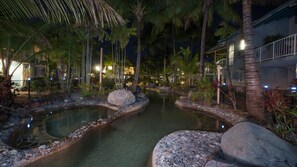 2 kolam renang outdoor, dengan kursi berjemur