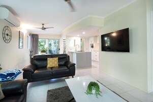 2 Bedroom Superior Apartment  | Zona de estar | Televisión LCD de 32 pulgadas con canales digitales, una televisión