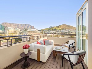 Suite, 2 dobbeltsenger (Cape Grace) | Sengetøy av topp kvalitet, dundyner, minibar og safe på rommet