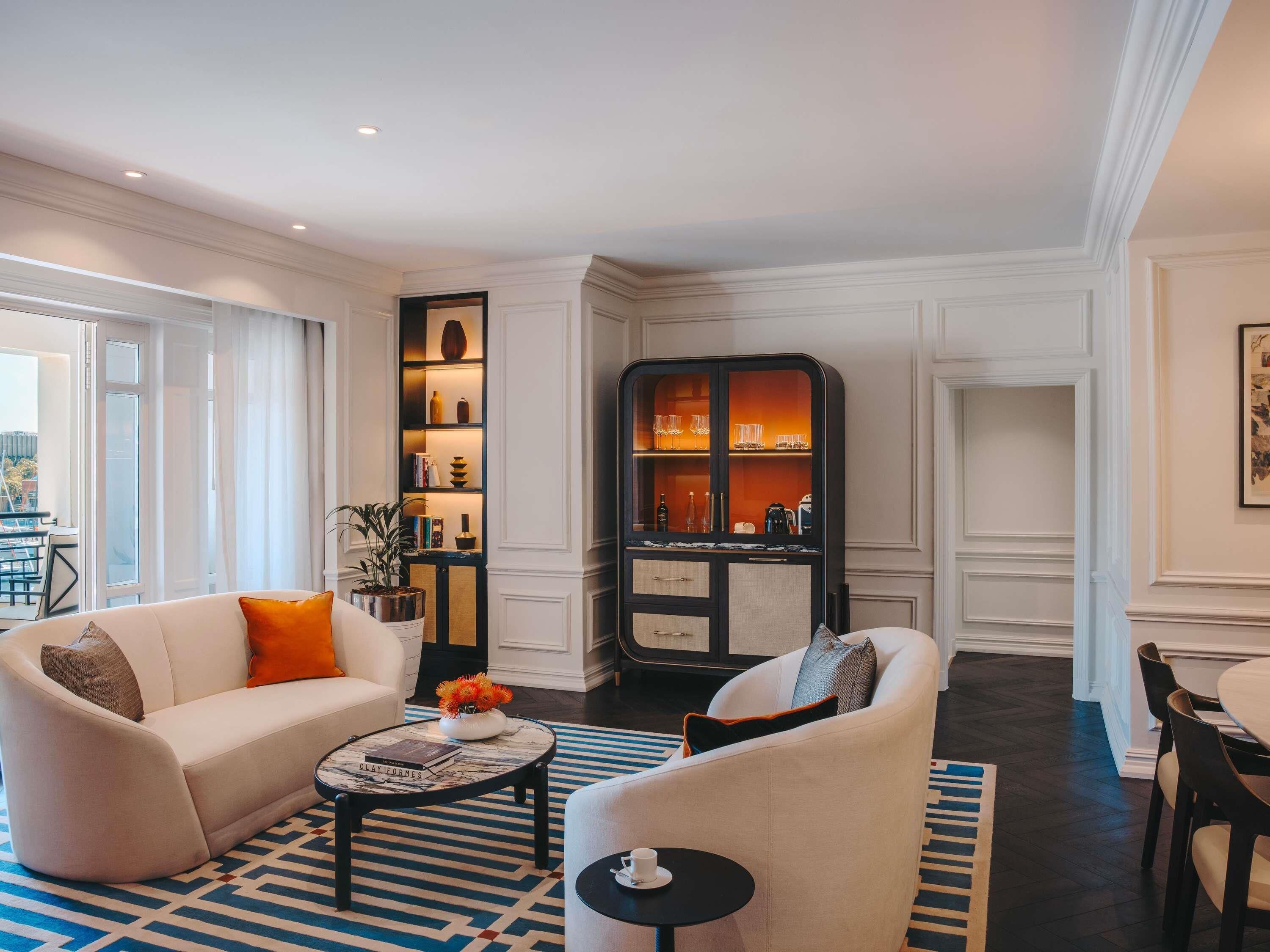 Ropa de cama de alta calidad, cubrecamas y minibar 