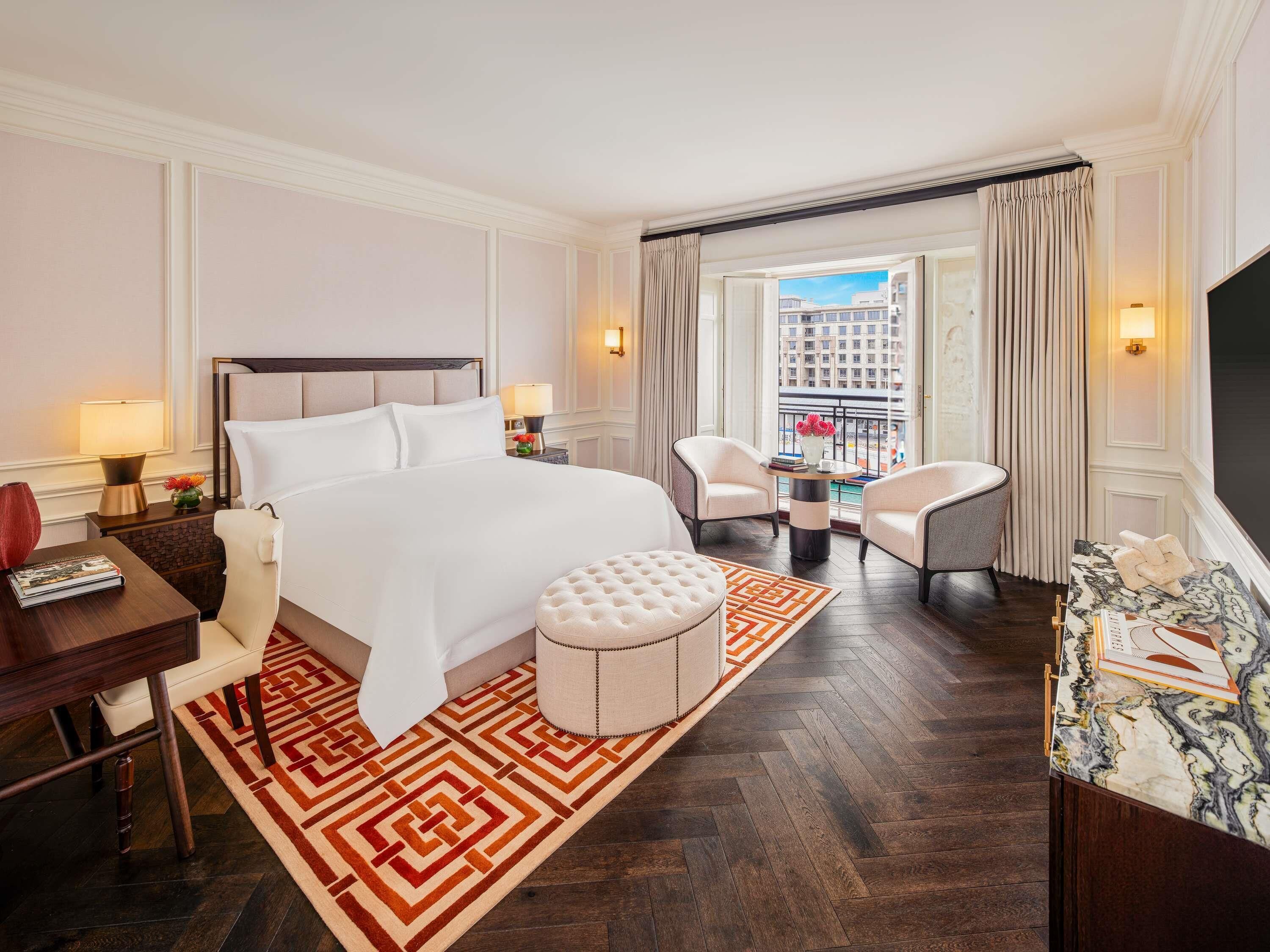 Seprai premium, selimut bulu angsa, minibar, dan brankas