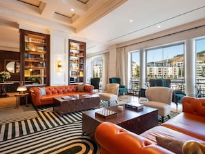 Se sirven desayunos, almuerzos y cenas; con vista a la piscina